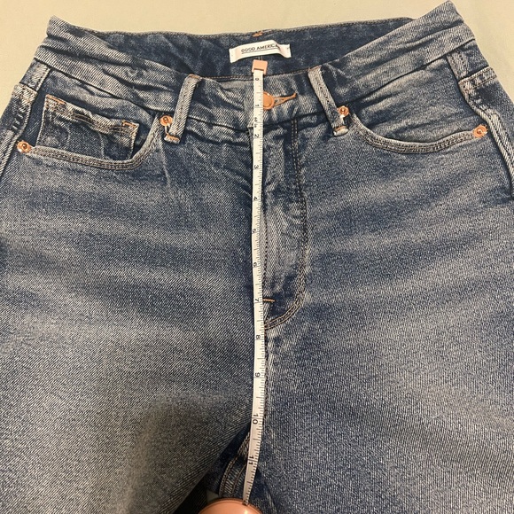 Good American Good Curve Cropped Straight Jeans with distressed hem - Picture 9 of 15